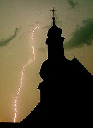 Blitz hinter der Ev. Kirche Wenkheim